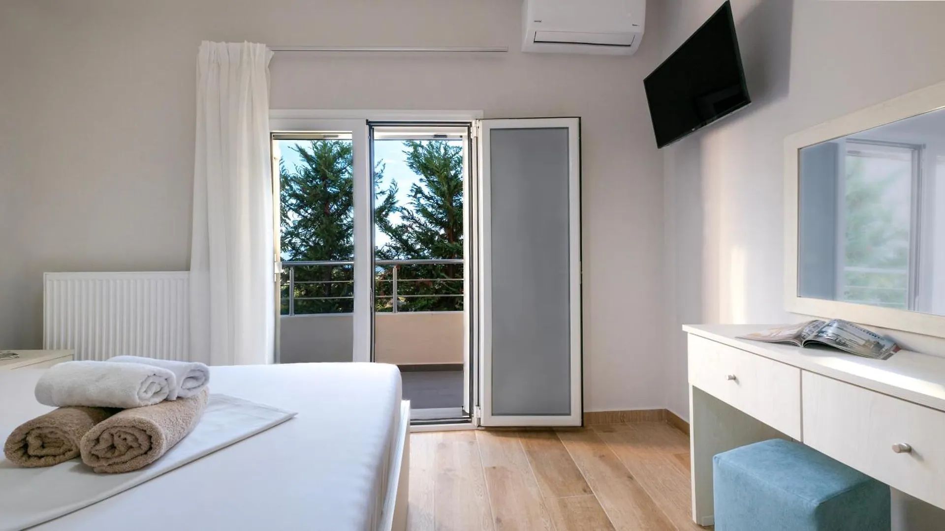 Aronios Villa With Private Pool And Casa Without Pool With Private Garden Grecia